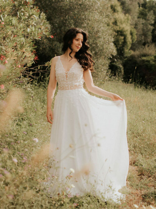 Robe de mariée avec haut ouvert décolleté sans manches et plumétis