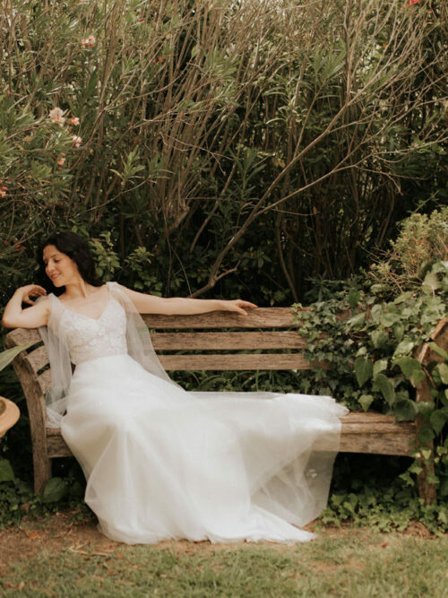 Robe de mariée faite sur-mesure à Antibes avec broderies et voiles sur les épaules